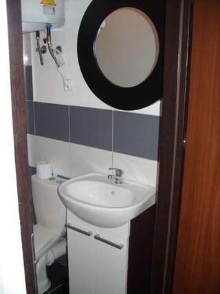 Хостелы Hostel Sosnowiec Сосновец Трехместный номер с собственной ванной комнатой-4
